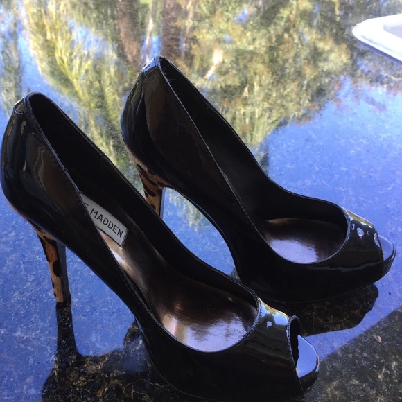 Steve Madden black patten peep toe giraffe heel