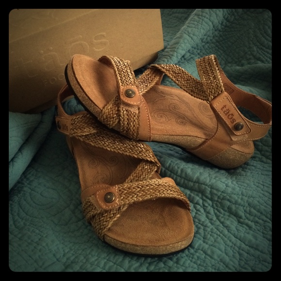 Brand new Taos Trulie sandals in Camel size 37
