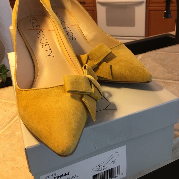 Suede mustard color shoes w/cute side bow