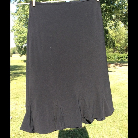 Black Old Navy skirt with bottom ruffle.