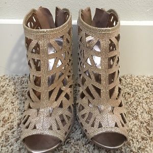 Gold metallic cage pumps!