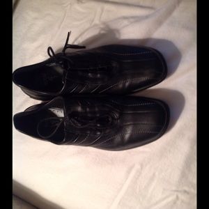 Black tie shoe