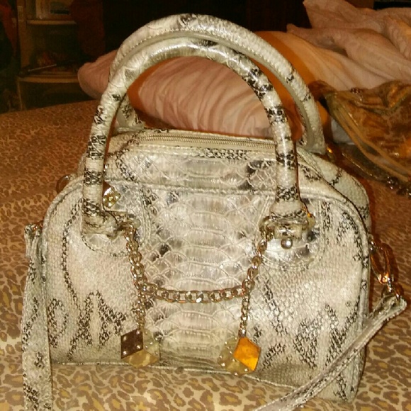 Long shoulder/hand strap purse