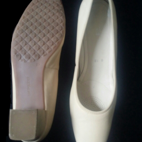 LEATHER CREME KITTEN HEELS - Picture 2 of 4