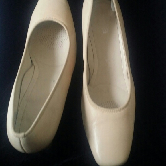 LEATHER CREME KITTEN HEELS - Picture 3 of 4