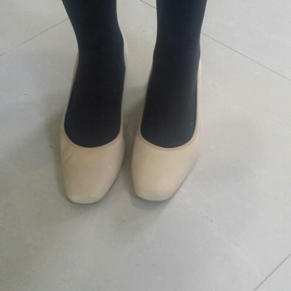 LEATHER CREME KITTEN HEELS - Picture 4 of 4