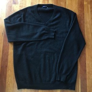 Black 100% cashmere vneck sweater