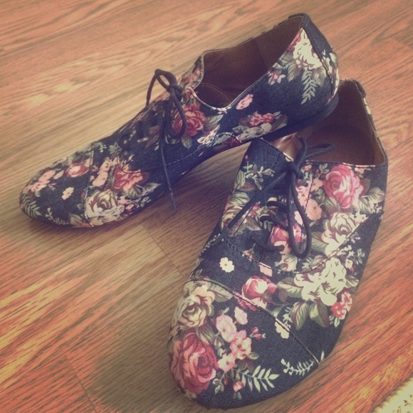 Gianni Bini Floral Oxfords!
