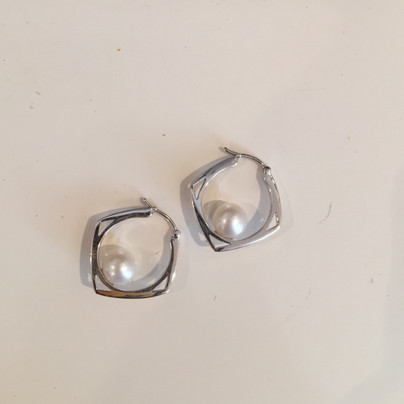 Silver square hoops with pearl