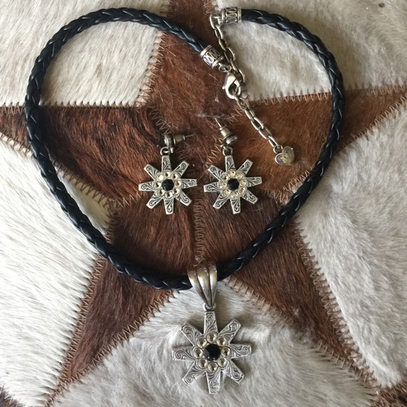 Very Beautiful Spur design necklace and earrings