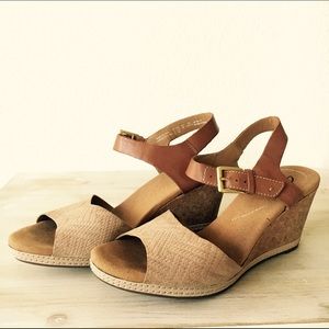 Clarks Wedges Size 7.5 Worn Once 🍁