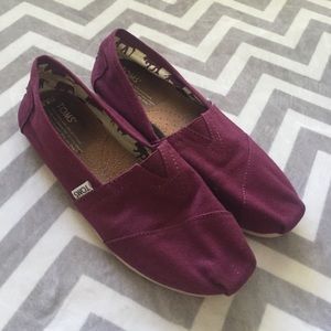 TOMS- Maroon- Size 8.5!