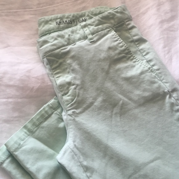 Size 02 Skinny Mini Gap Khakis