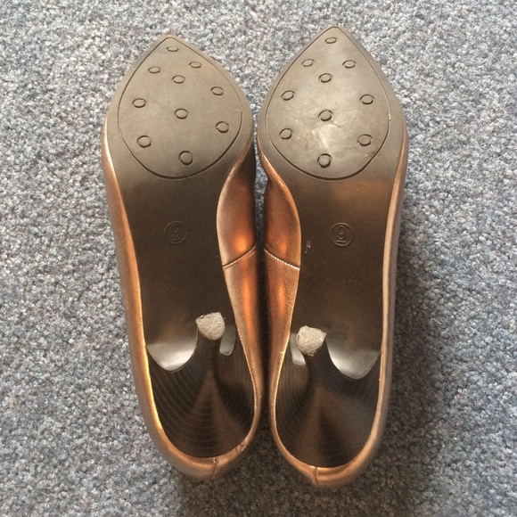 Pointed Toe Heels - Picture 3 of 4