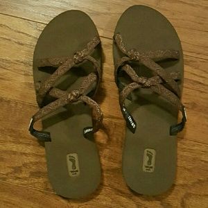 Tevas womens brown strap sandal flipflops