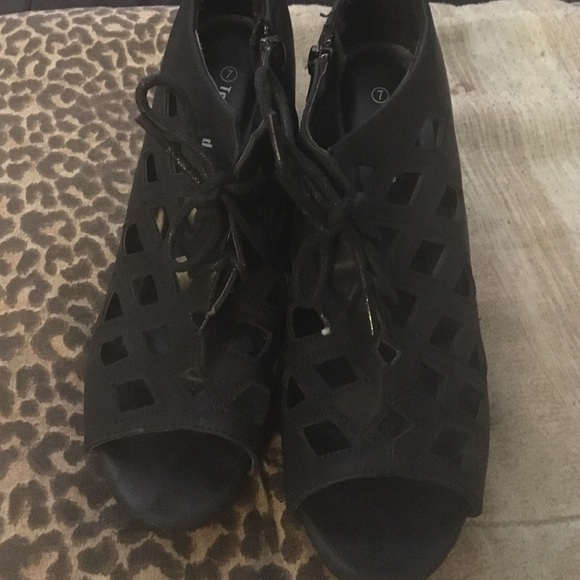 black wedged heels