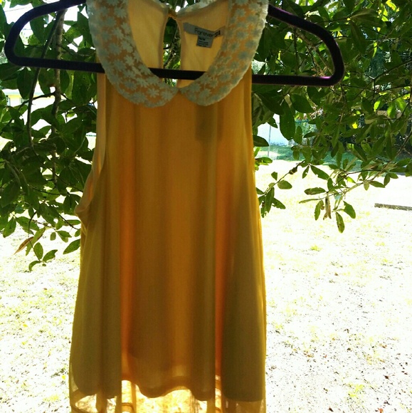 Yellow Sleeveless Blouse w/Lace Collar