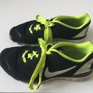 Black Nike Free Runs