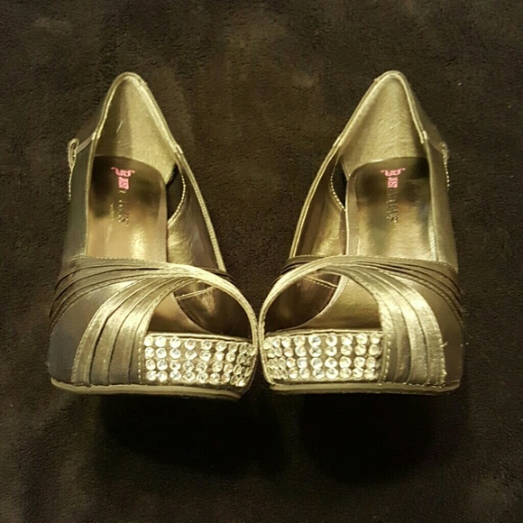 New Gorgeous Satin Heels - Picture 4 of 4