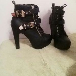 Black heeled boots !