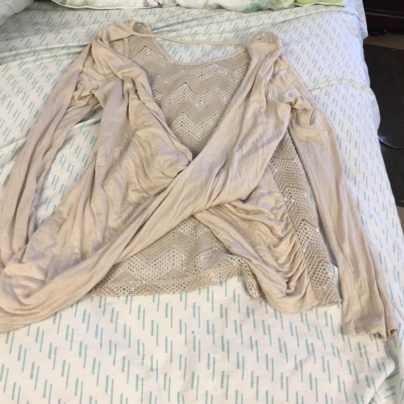Pretty cream daytrip top size small - Picture 2 of 2