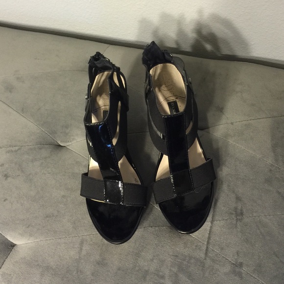 Dana Buchman black wedge shoes