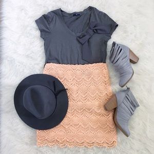 (gap) dark gray tee with chiffon bow