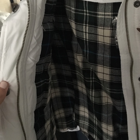 White vest. - Picture 3 of 4