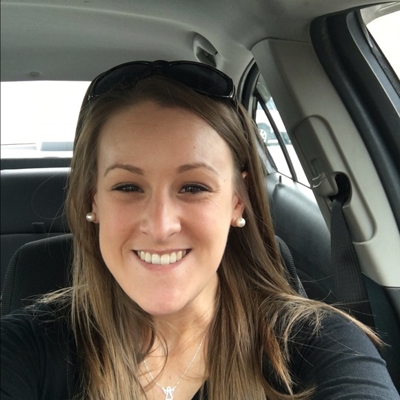 Meet your Posher, Nicole - Picture 1 of 1