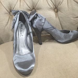 Cute silver bow heals