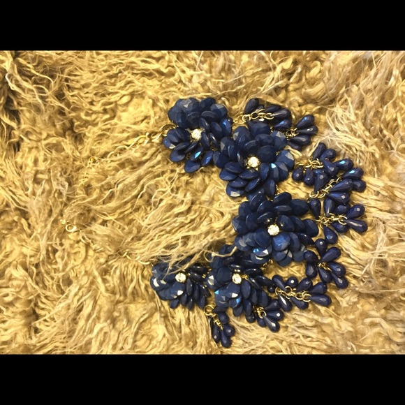 Navy blue roses necklace