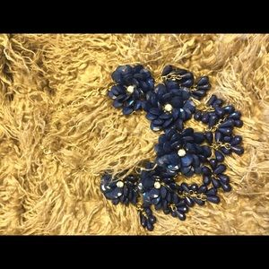 Navy blue roses necklace