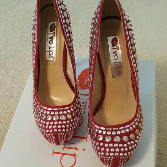 5 inch studded Red pumps. Fits like a 5.5 wide - Picture 4 of 4