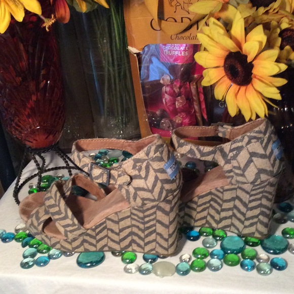 TOMS Wedges - Picture 3 of 4