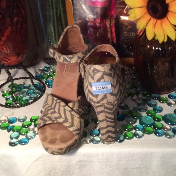 TOMS Wedges - Picture 4 of 4