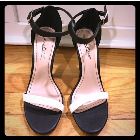NWOT Black & White strappy sandal pumps, size 7.5