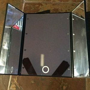 Hold @isabelmilkhotel Light up make up mirror