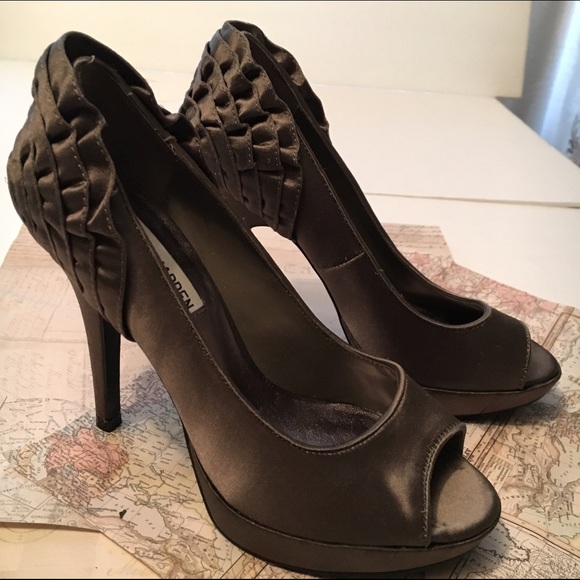 Sexy Vintage late 2000’s Steve Madden charcoal satin ruffle back 5in