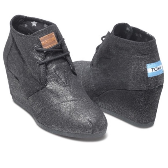 Toms desert wedge in black metallic - size 7W