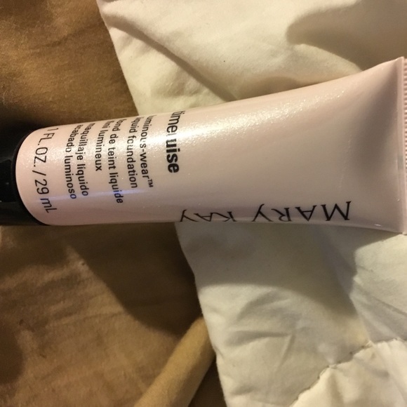 Foundation luminous wear