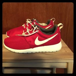 Red Roshe one- grade school sz. 5Y