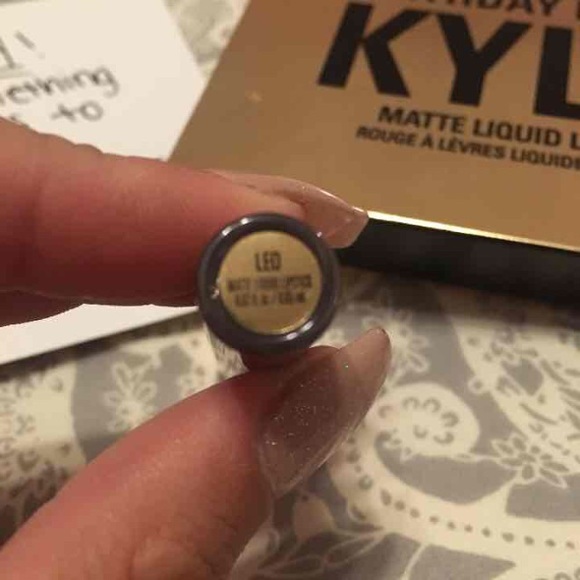Kylie Cosmetics Leo Mini Matte - Picture 2 of 3