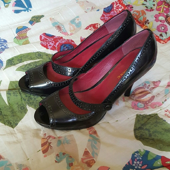 Banana Republic Retro Heel size 8