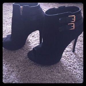 STEVE MADDEN suede zip up booties