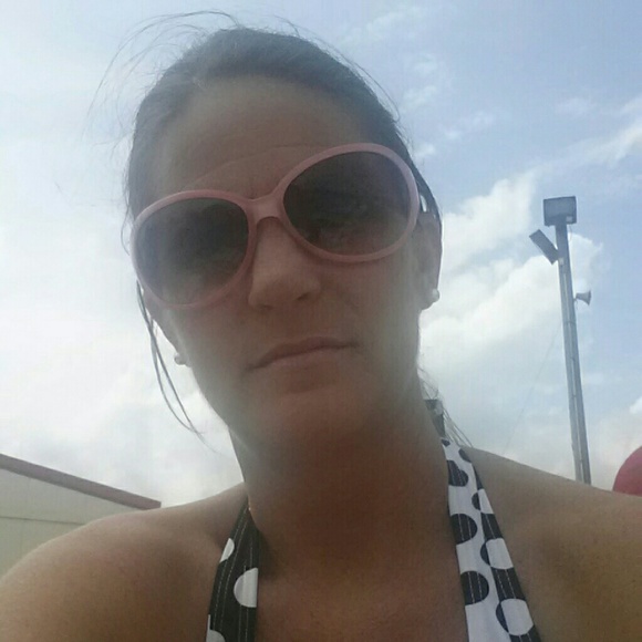 Meet your Posher, Beth - Picture 4 of 4