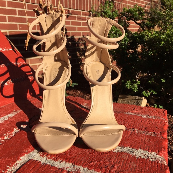 Public desire strapped nude heels - Picture 3 of 4