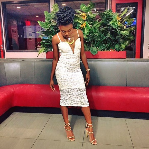 Public desire strapped nude heels - Picture 2 of 4