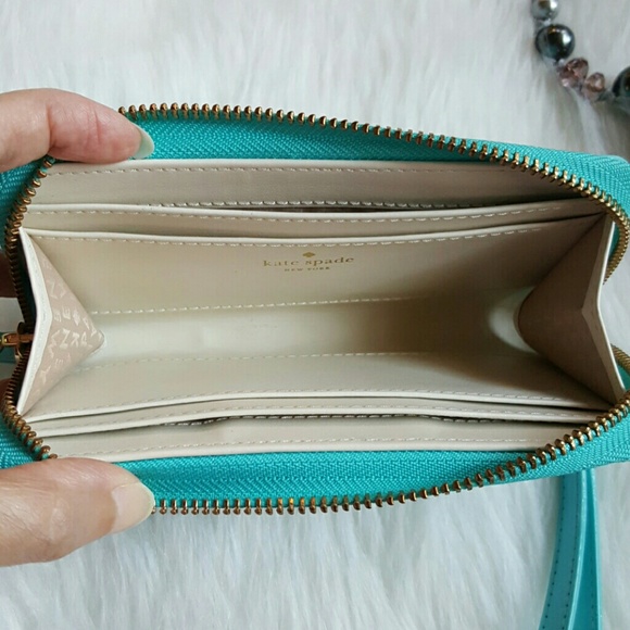 🚫SOLD🚫 Kate Spade Wristlet - Picture 4 of 4