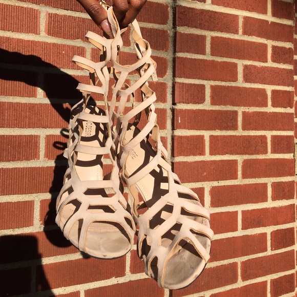 Public desire nude heels - Picture 3 of 3