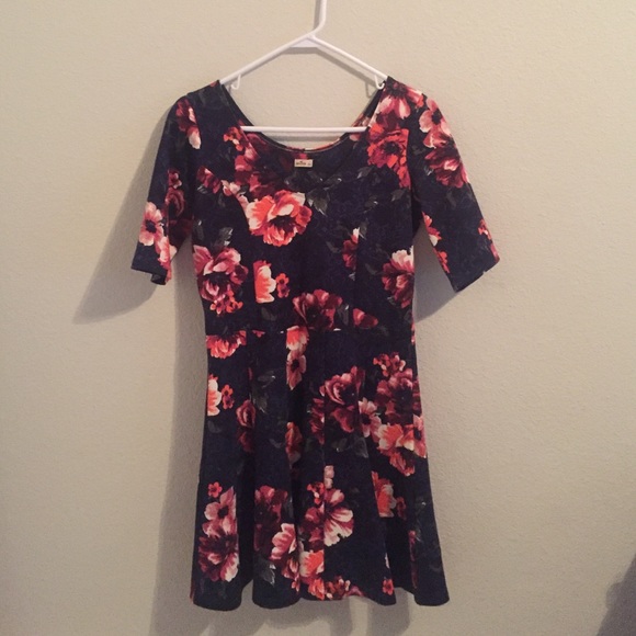 A super cute VERY comfortable Hollister dress!